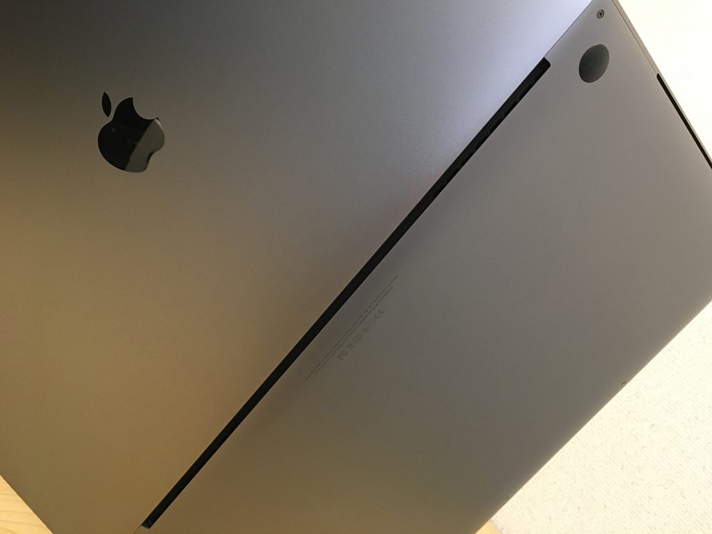 MacBook Pro2016背面排気口