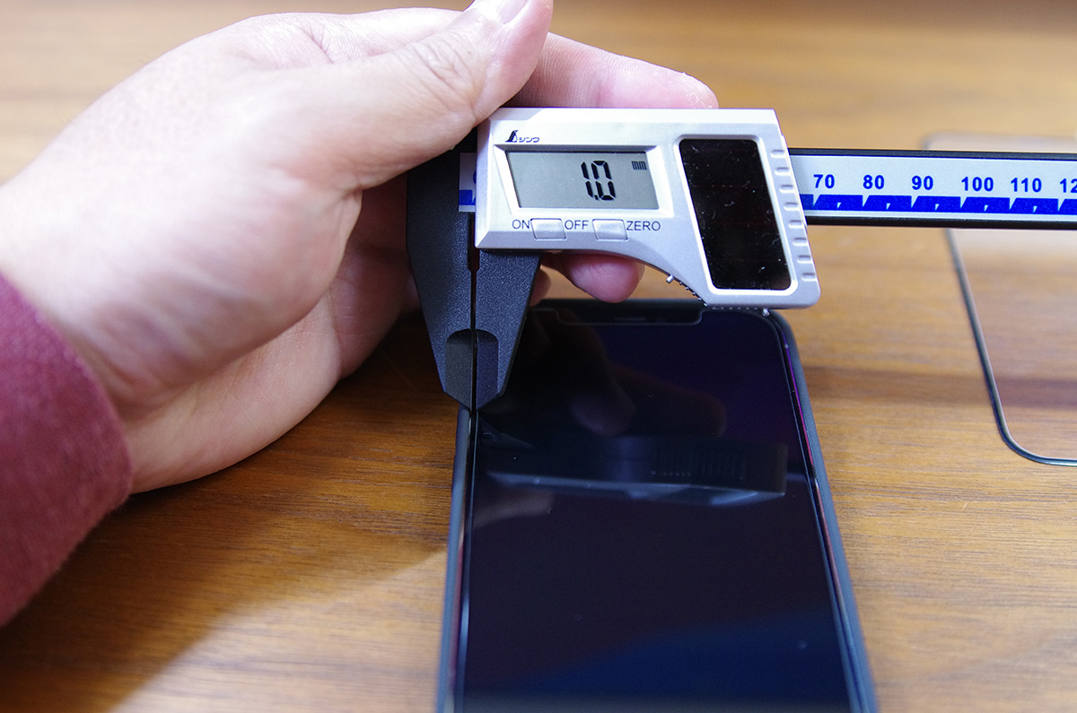 【レビュー】iPhone 12シリーズ用、ダイソーのガラスフィルム「100円なのに2,000円レベル」へ高品質化 / 実寸サイズ計測